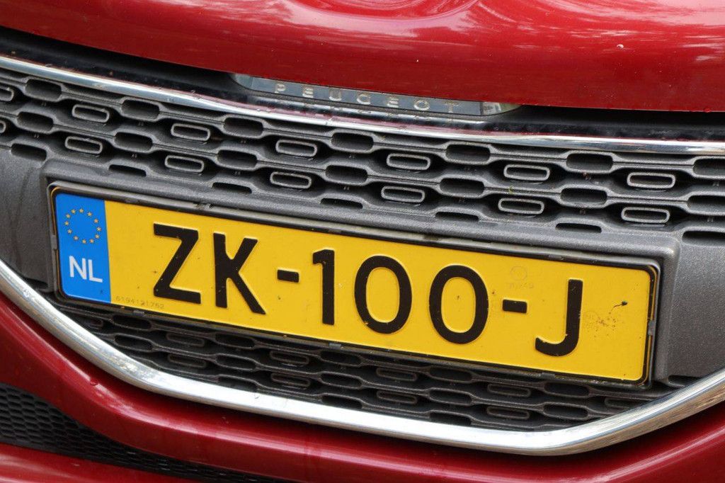 Passenger car Peugeot 208 Petrol 95hp 2012