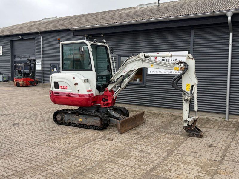 Takeuchi TB230 S40 skifte