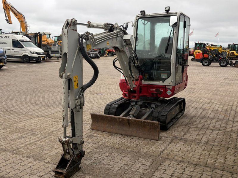 Takeuchi TB230 S40 skifte