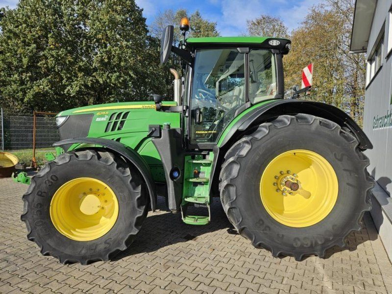 John Deere 6215R