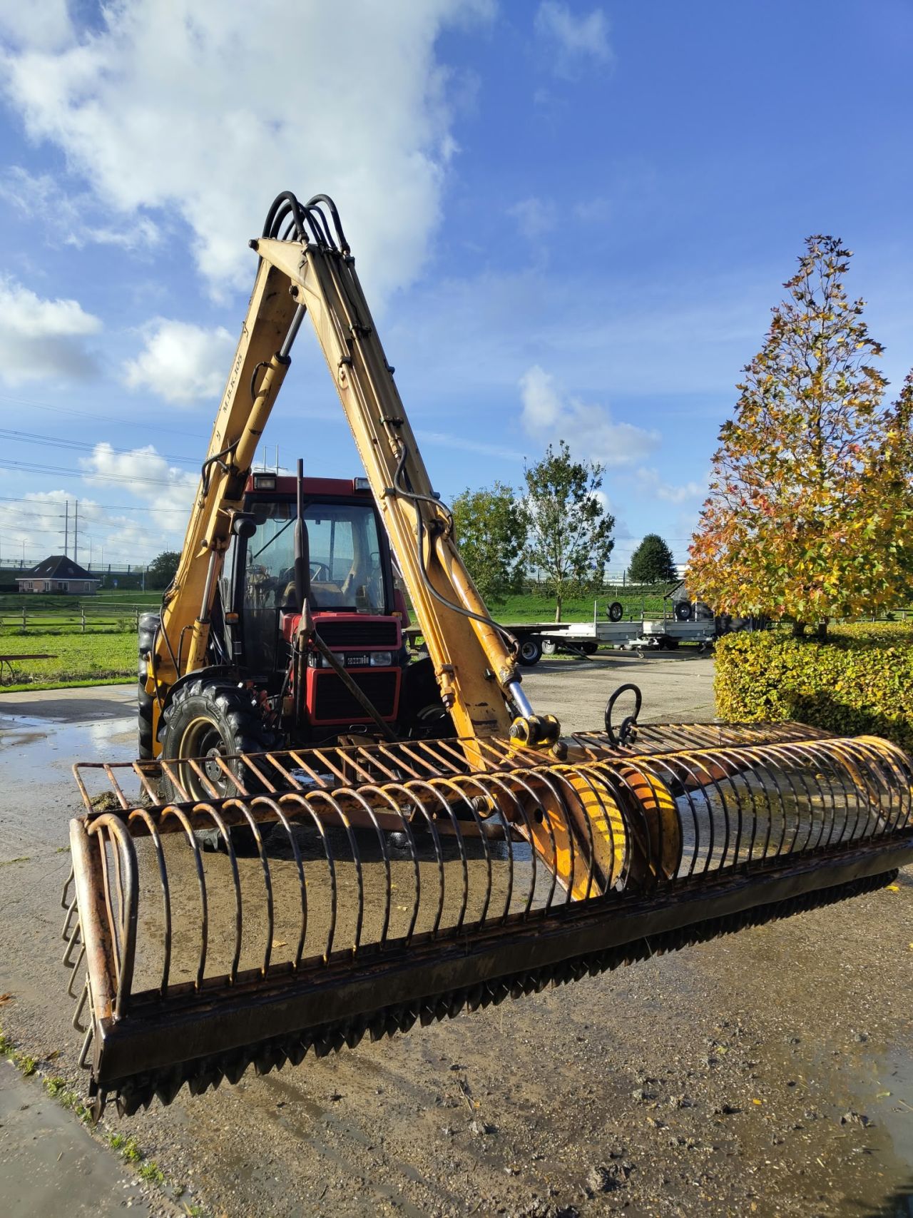 CASE 845XL met Herder, maaikorf en bagger bak