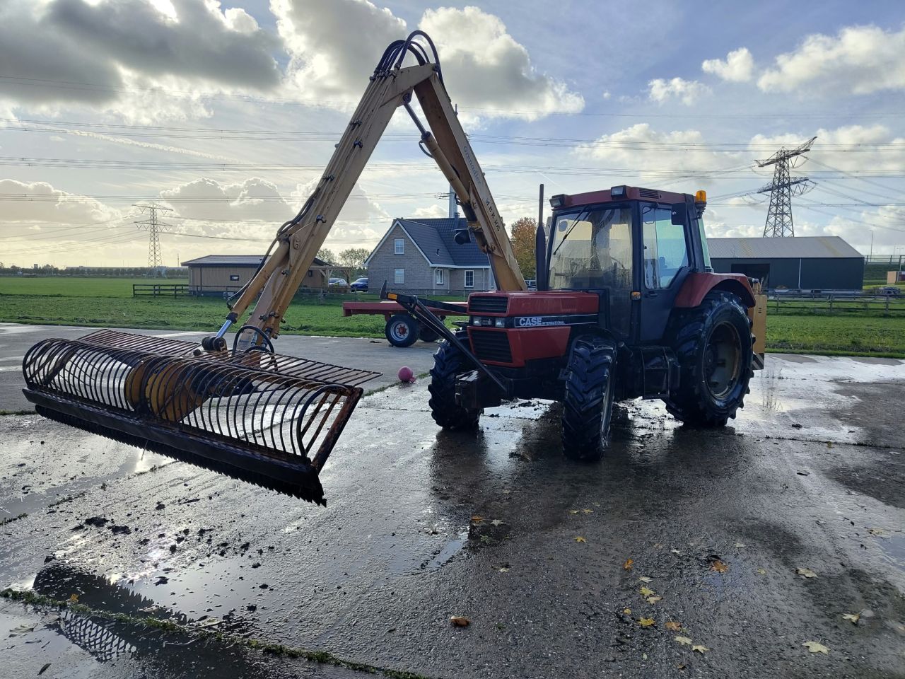 CASE 845XL met Herder, maaikorf en bagger bak