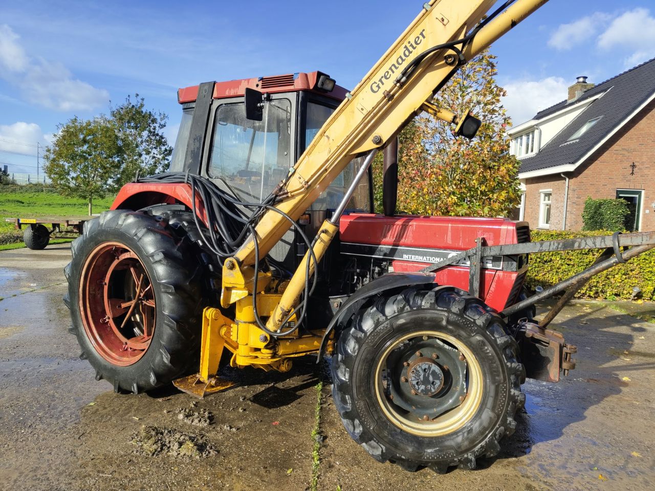 CASE 845XL met Herder, maaikorf en bagger bak