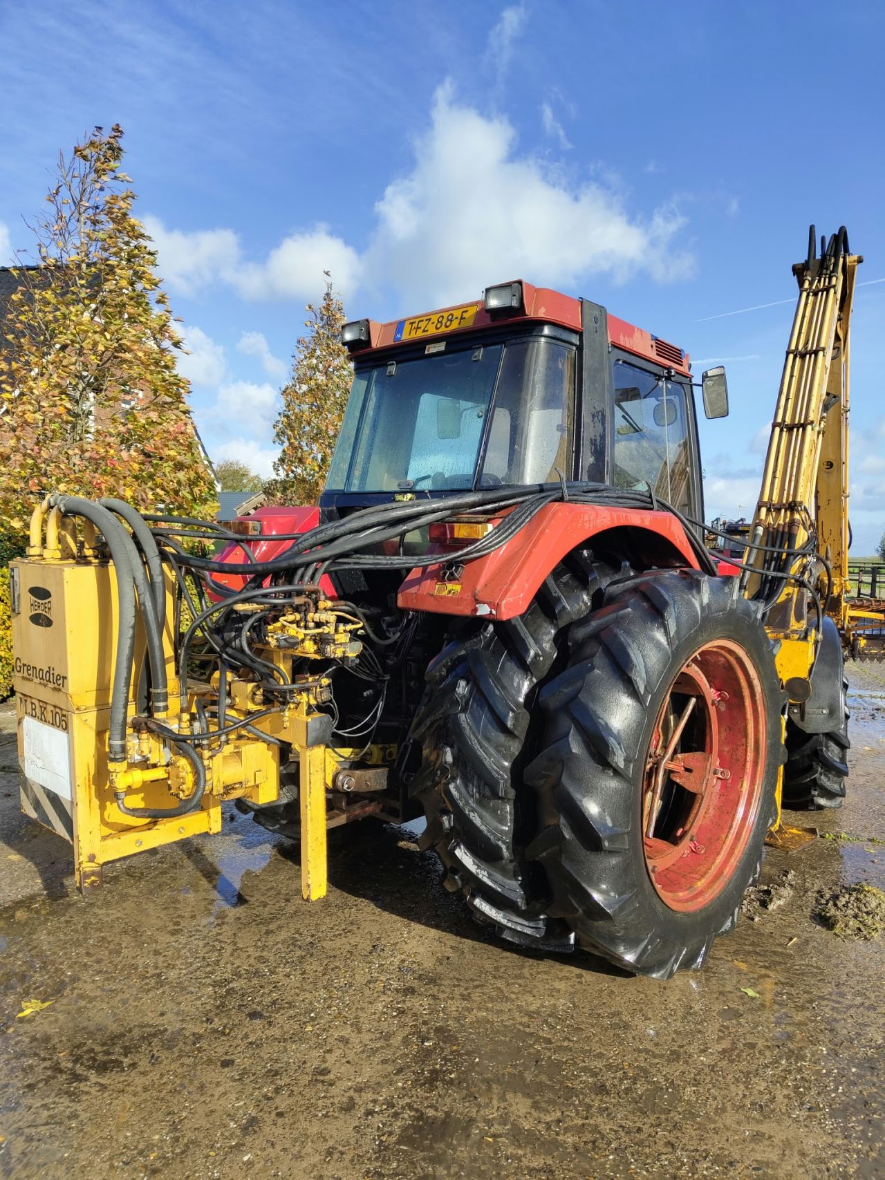 CASE 845XL met Herder, maaikorf en bagger bak