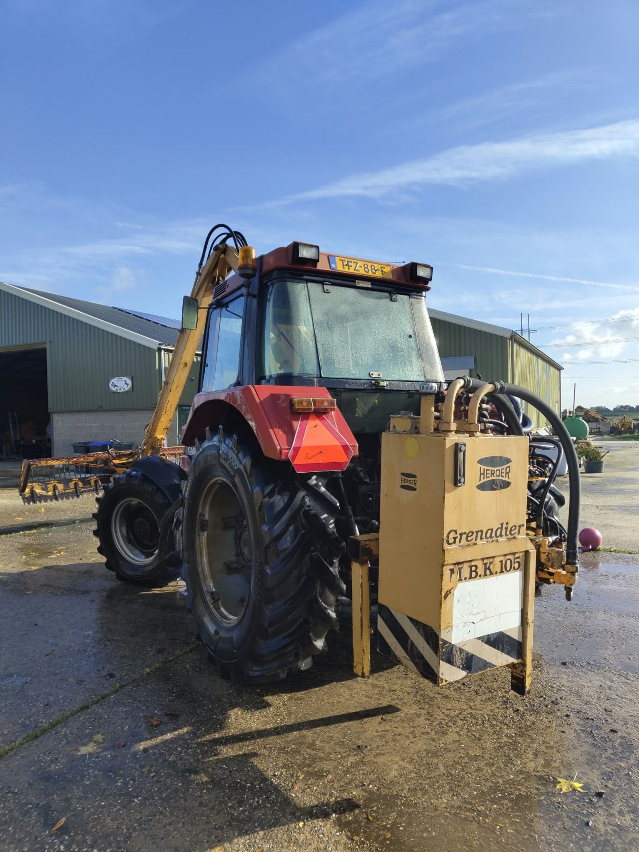 CASE 845XL met Herder, maaikorf en bagger bak