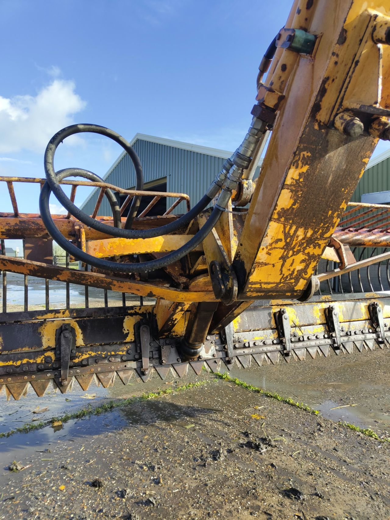 CASE 845XL met Herder, maaikorf en bagger bak