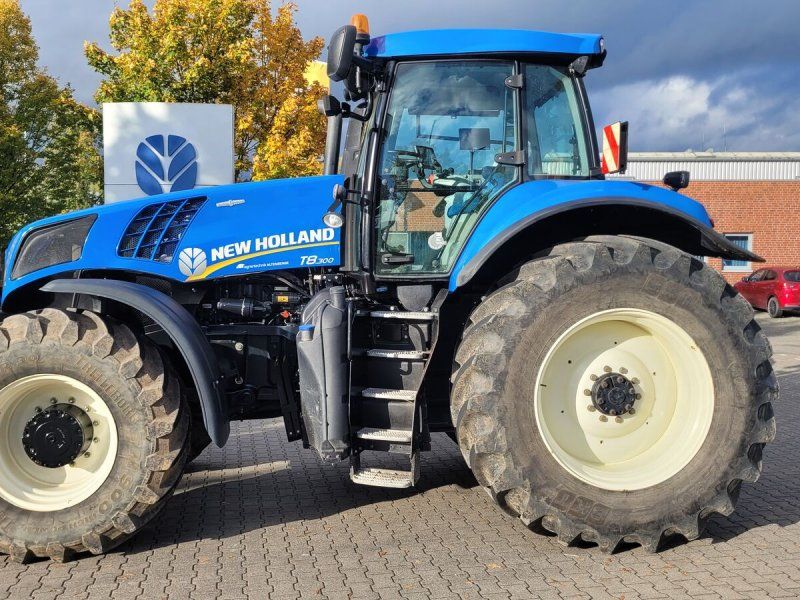 New Holland T8.300 AutoCommand mit Lenksystem