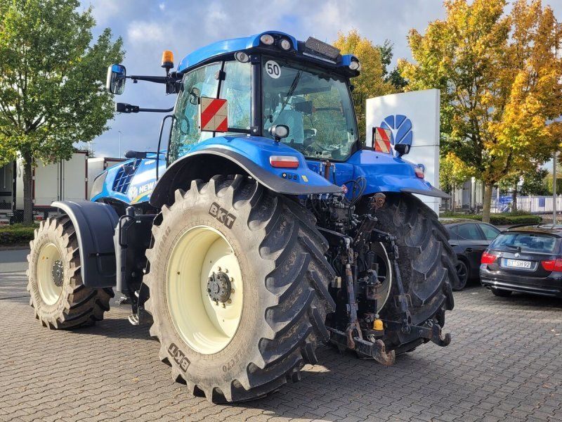 New Holland T8.300 AutoCommand mit Lenksystem