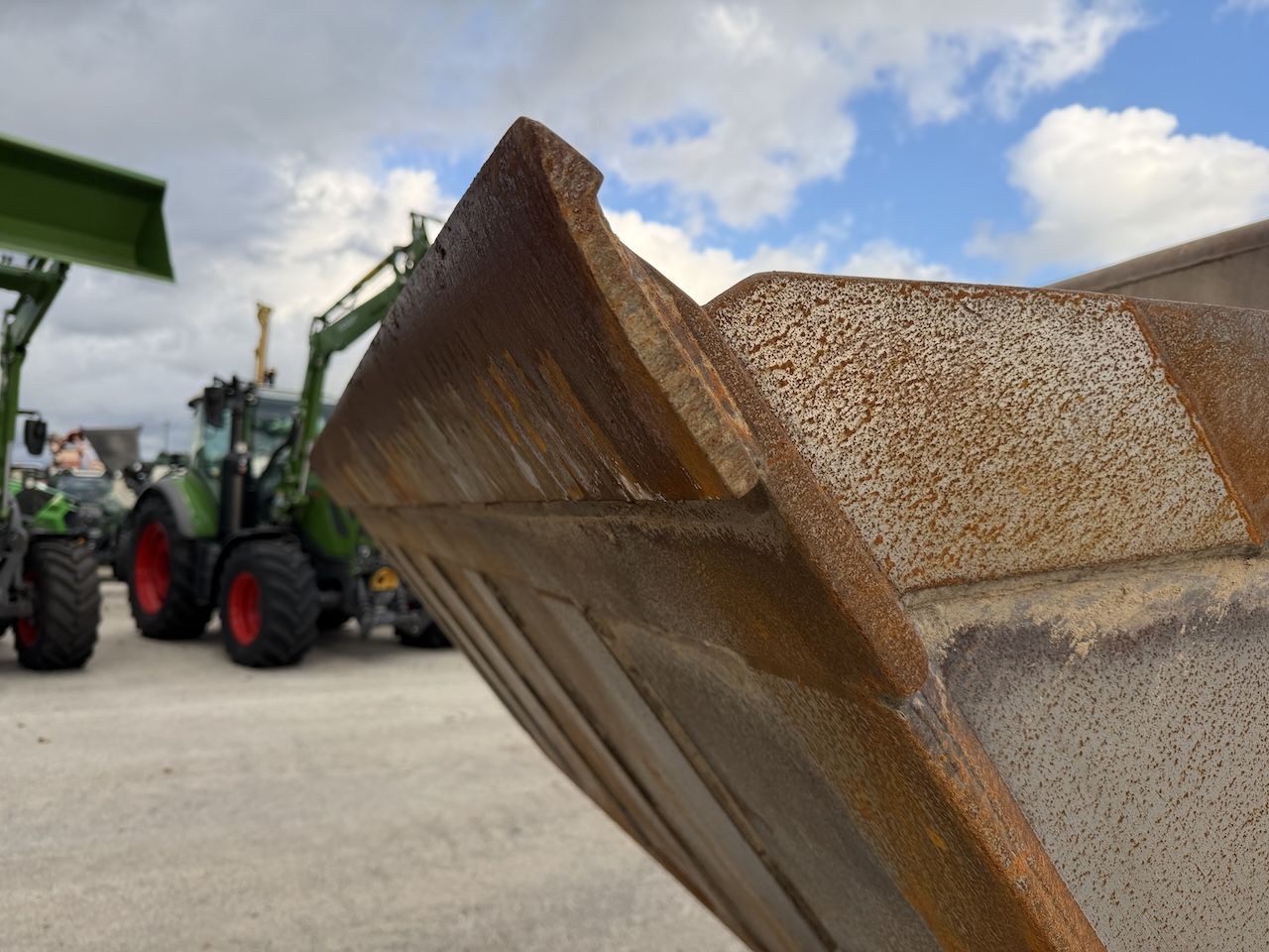 Dichte bak Volvo 267cm Volvo aansluiting