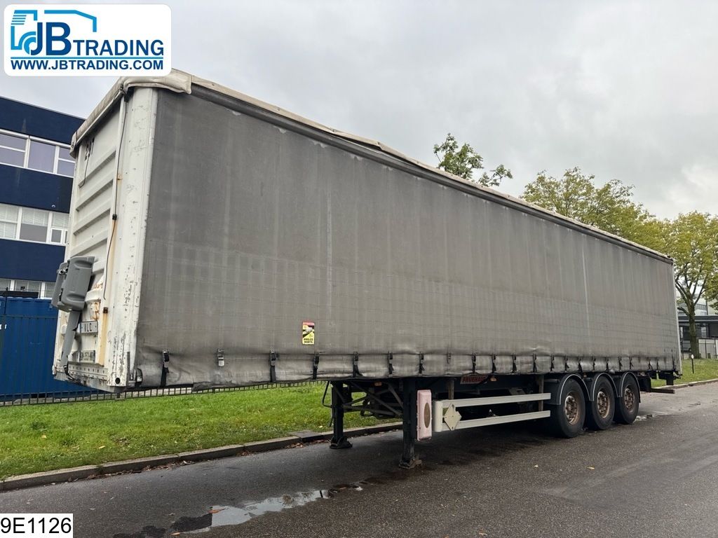 Fruehauf Tautliner Lift axle