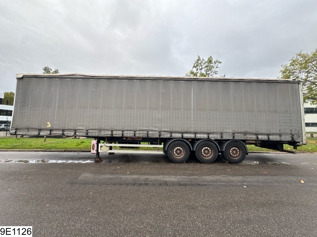 Fruehauf Tautliner Lift axle
