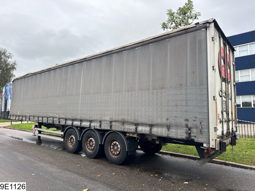 Fruehauf Tautliner Lift axle