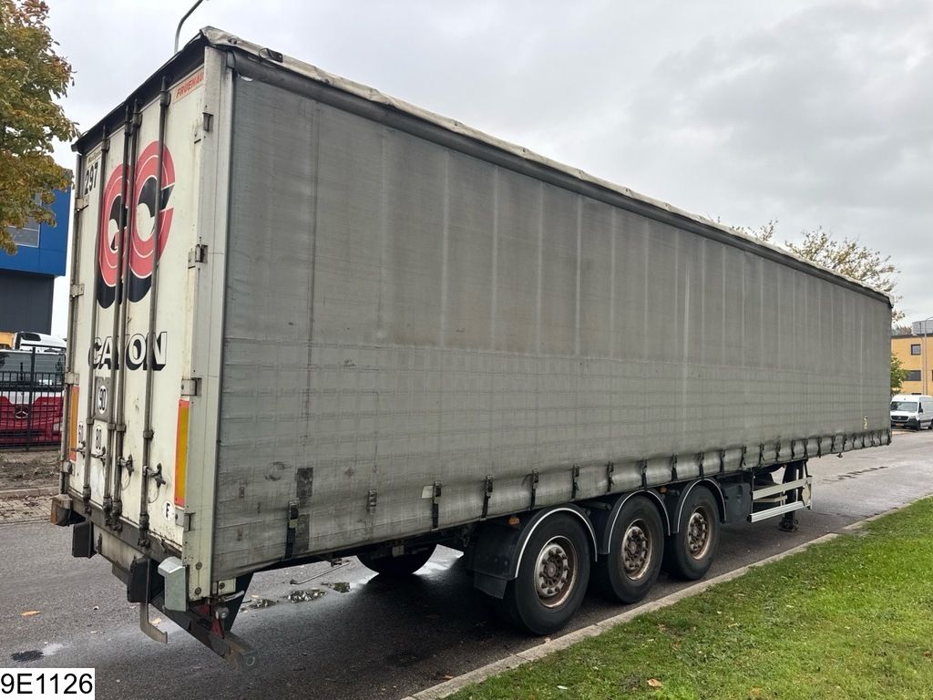 Fruehauf Tautliner Lift axle