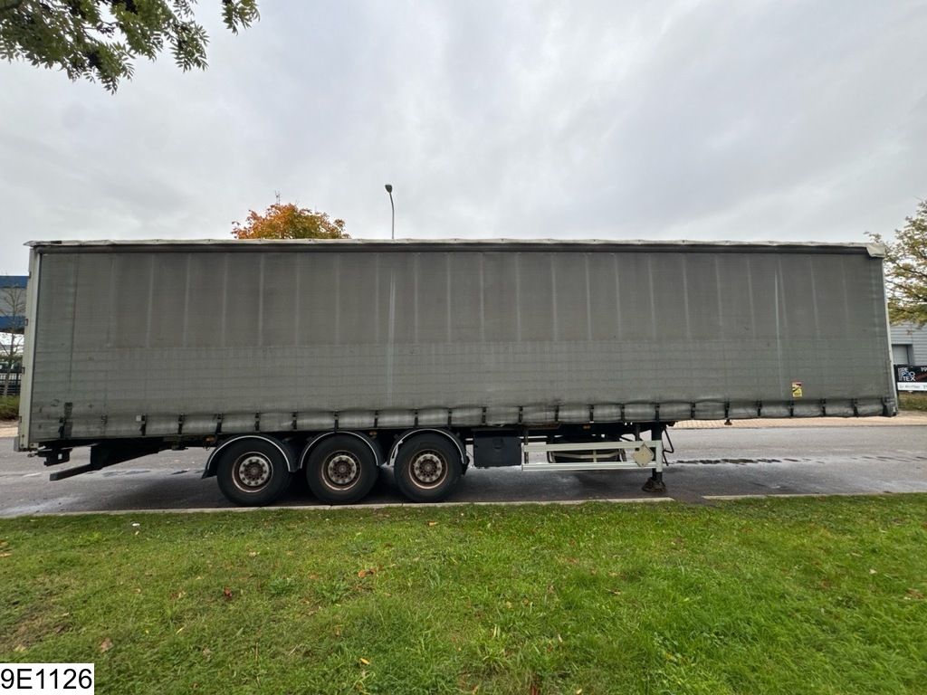 Fruehauf Tautliner Lift axle
