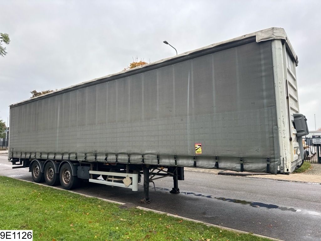 Fruehauf Tautliner Lift axle
