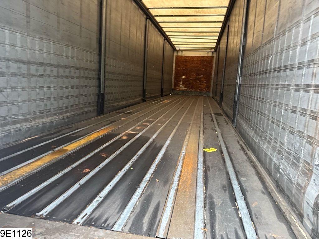 Fruehauf Tautliner Lift axle