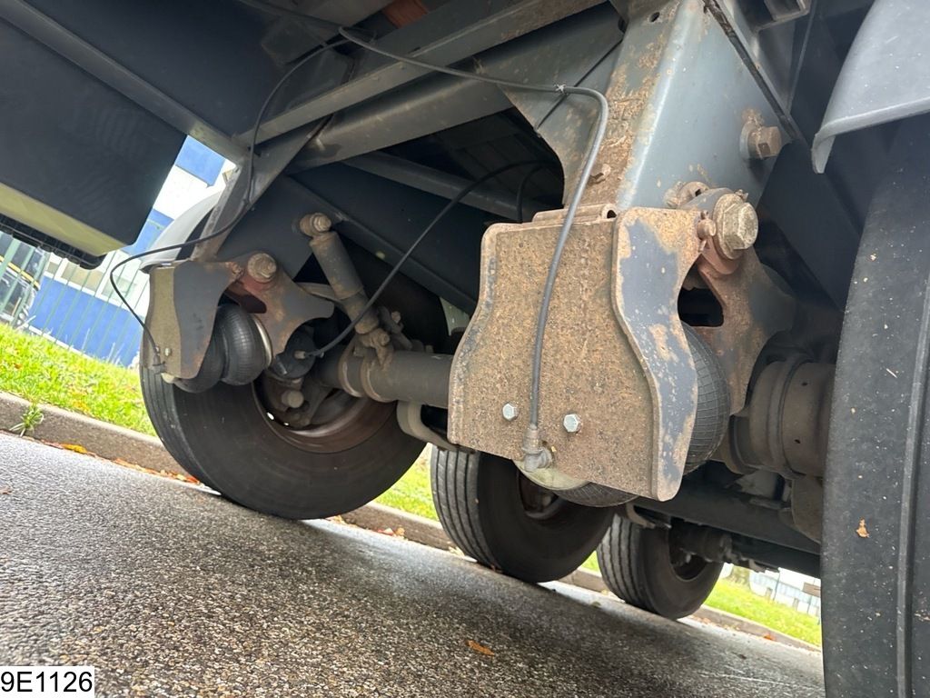 Fruehauf Tautliner Lift axle