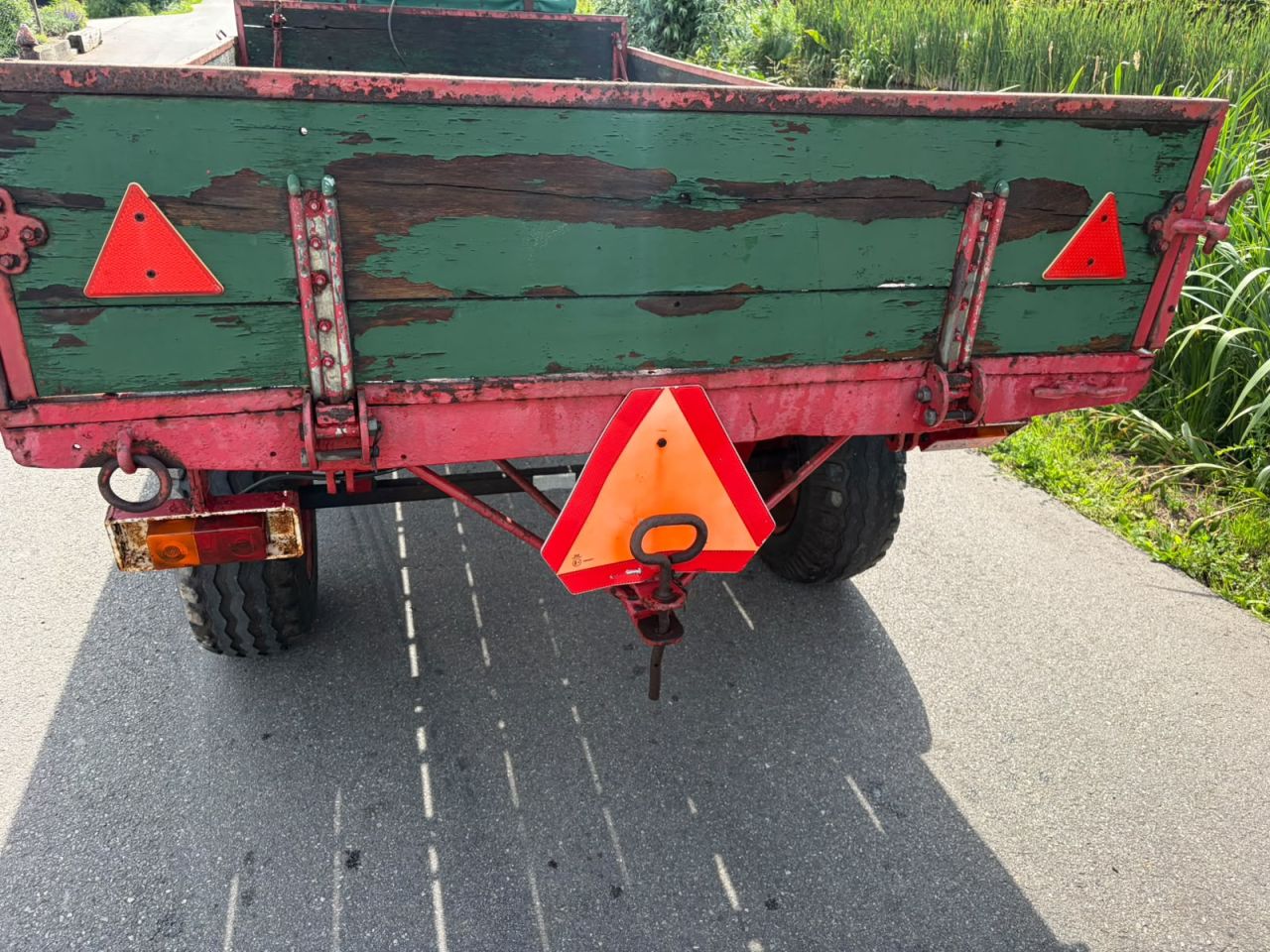 Gebruikte bandenwagen met hooihekken
