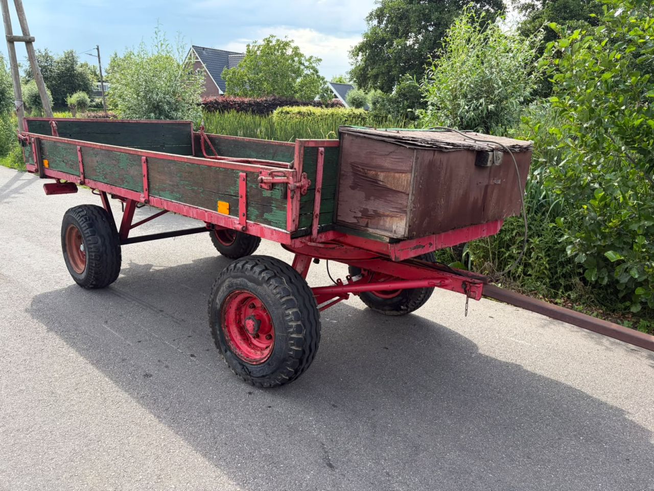 Gebruikte bandenwagen met hooihekken