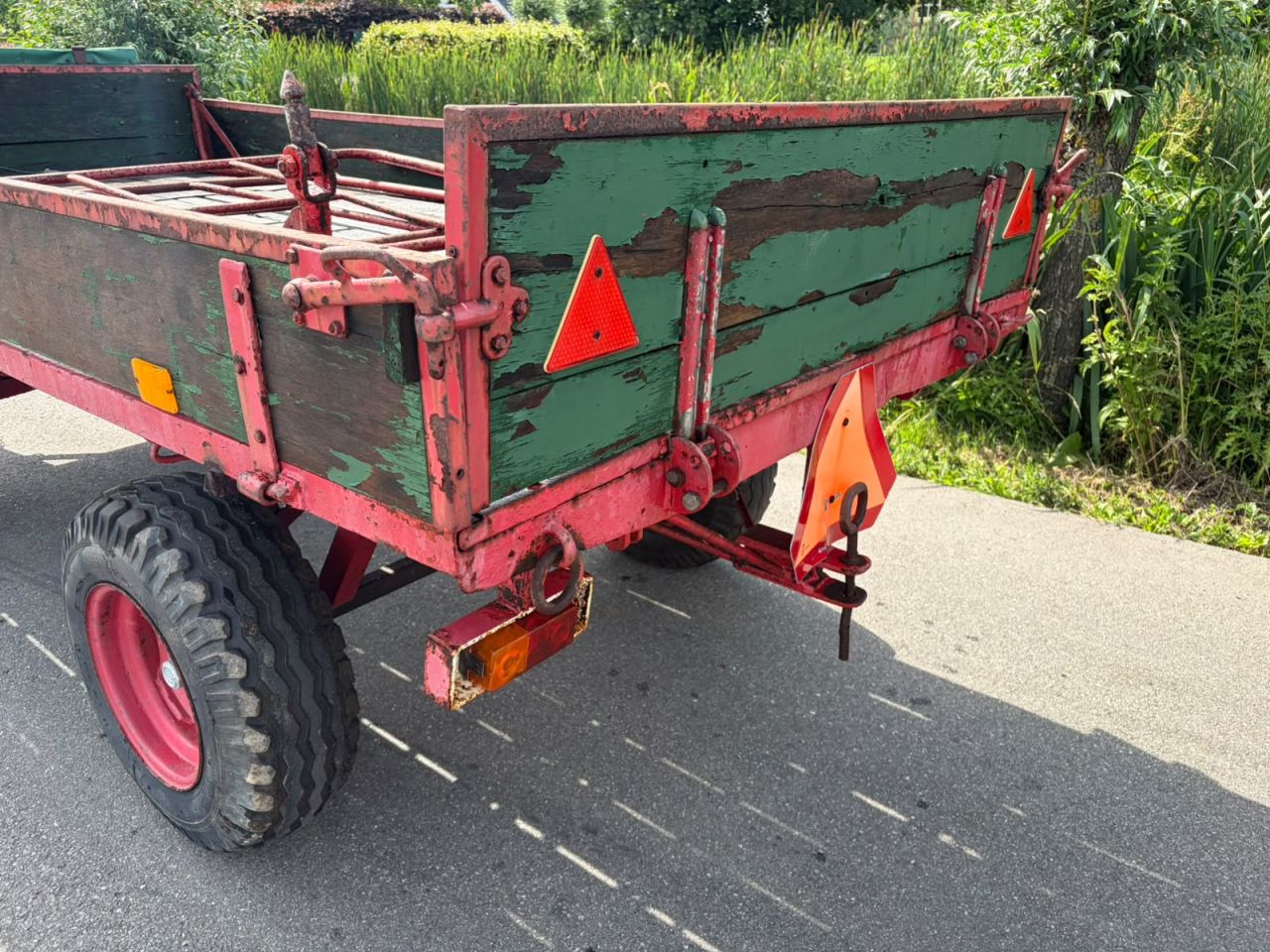 Gebruikte bandenwagen met hooihekken