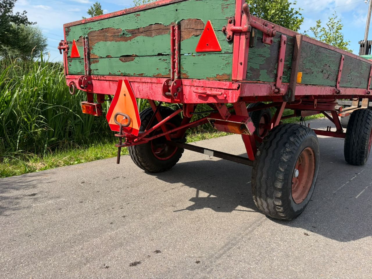 Gebruikte bandenwagen met hooihekken