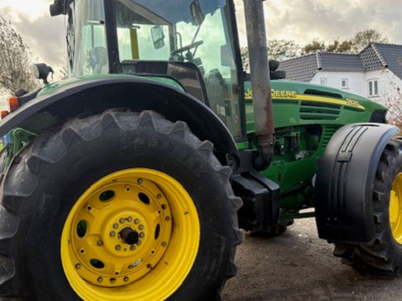 John Deere 7820 Auto Power MED FRONTLIFT, TLS, ISOBUS, MM
