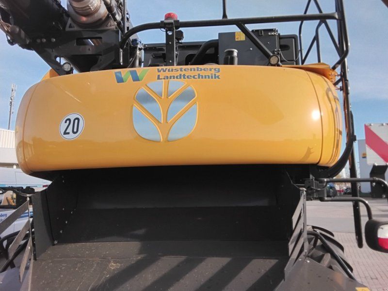 New Holland CR8.90