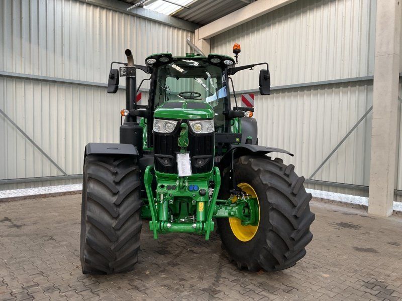John Deere 6M 200