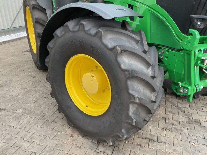John Deere 6M 200