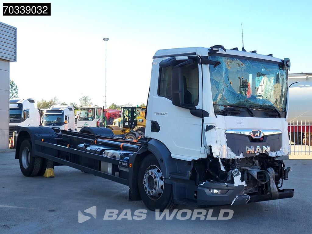 MAN TGM 18.320 4X2 18tonner Damaged truck chassis Automatic Euro 6