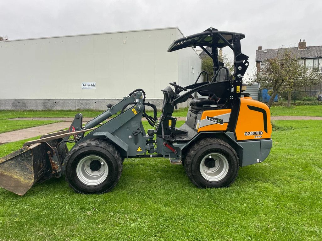 Giant G2500HD Xtra kniklader shovel