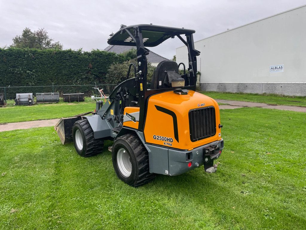 Giant G2500HD Xtra kniklader shovel