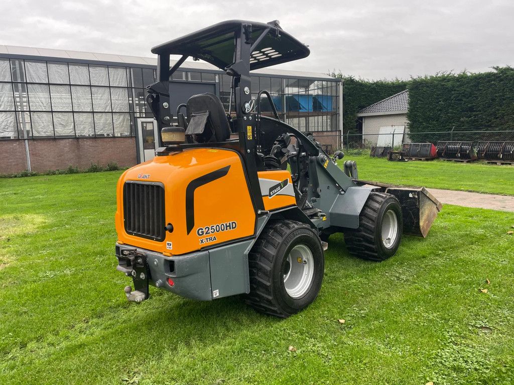 Giant G2500HD Xtra kniklader shovel