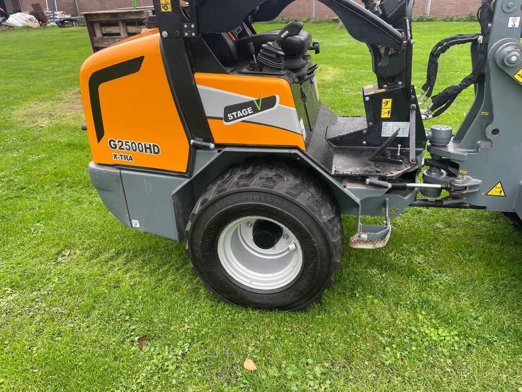 Giant G2500HD Xtra kniklader shovel