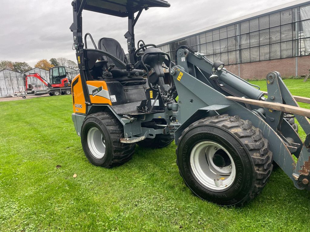 Giant G2500HD Xtra kniklader shovel