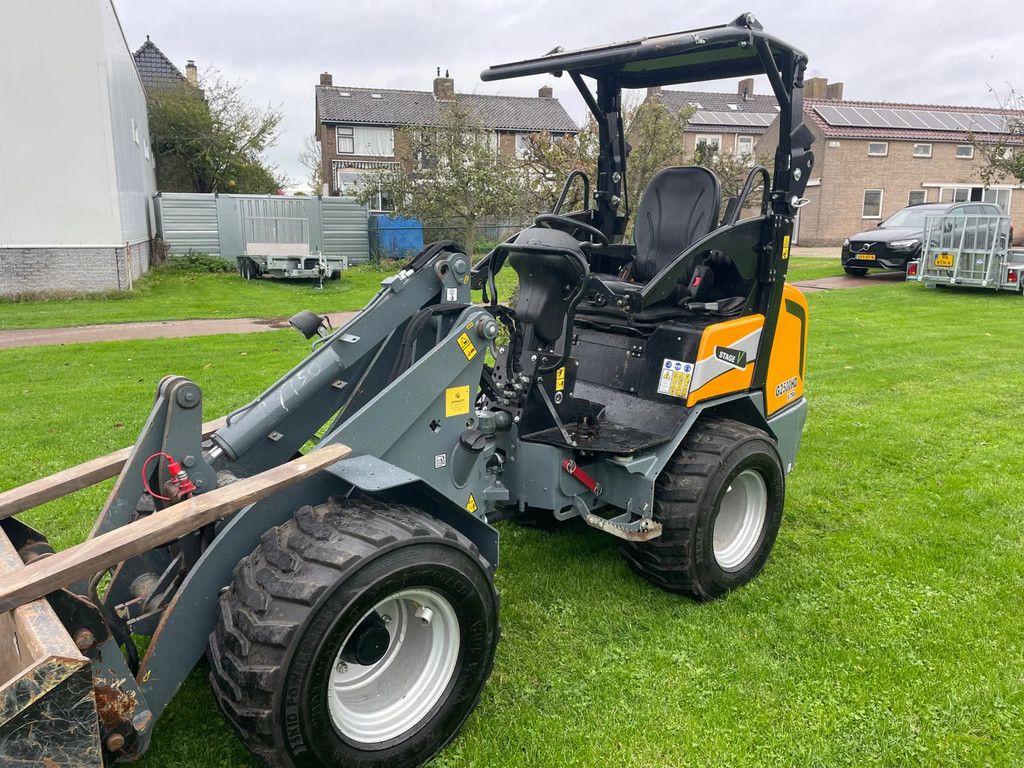Giant G2500HD Xtra kniklader shovel