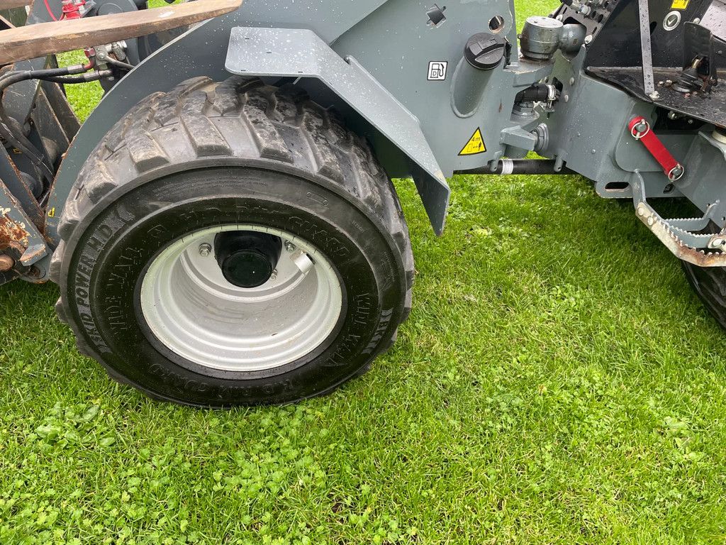 Giant G2500HD Xtra kniklader shovel