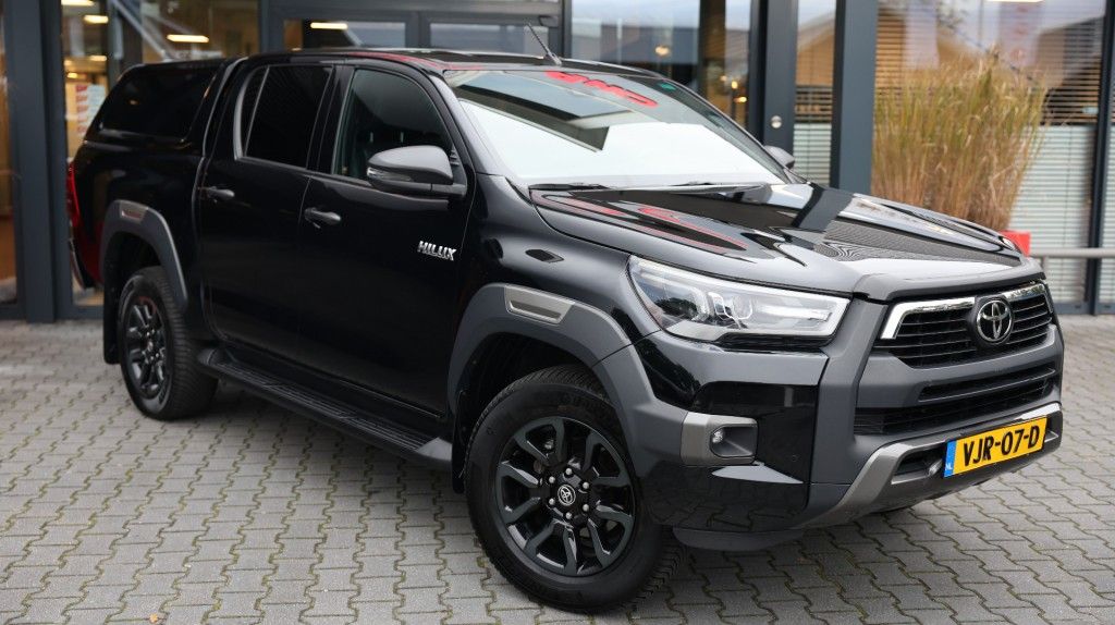Toyota Hilux 2.8 D-4D DUBBEL CABIN INVINCIBLE A/T 4WD 5 ZITS VAN