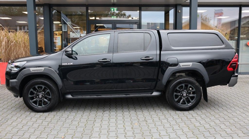 Toyota Hilux 2.8 D-4D DUBBEL CABIN INVINCIBLE A/T 4WD 5 ZITS VAN