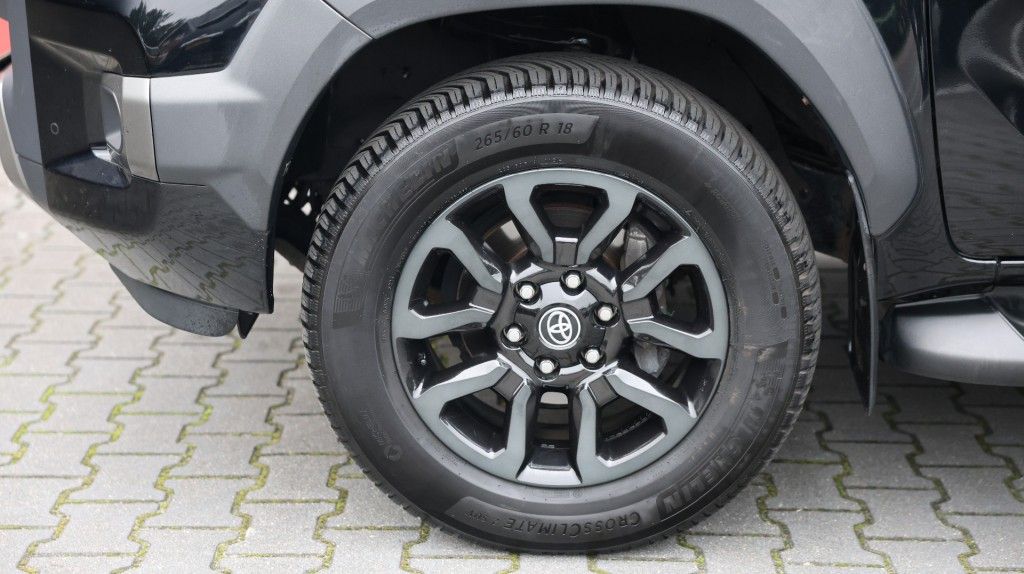 Toyota Hilux 2.8 D-4D DUBBEL CABIN INVINCIBLE A/T 4WD 5 ZITS VAN