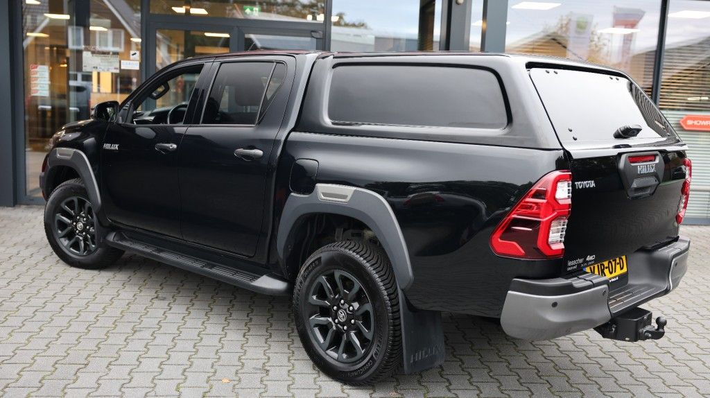 Toyota Hilux 2.8 D-4D DUBBEL CABIN INVINCIBLE A/T 4WD 5 ZITS VAN