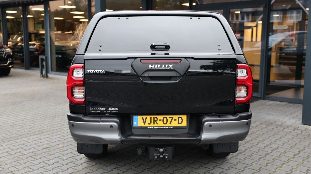 Toyota Hilux 2.8 D-4D DUBBEL CABIN INVINCIBLE A/T 4WD 5 ZITS VAN