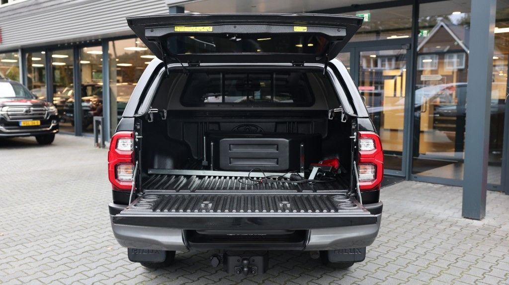Toyota Hilux 2.8 D-4D DUBBEL CABIN INVINCIBLE A/T 4WD 5 ZITS VAN