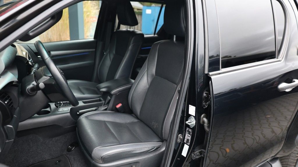 Toyota Hilux 2.8 D-4D DUBBEL CABIN INVINCIBLE A/T 4WD 5 ZITS VAN