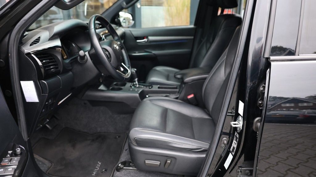 Toyota Hilux 2.8 D-4D DUBBEL CABIN INVINCIBLE A/T 4WD 5 ZITS VAN