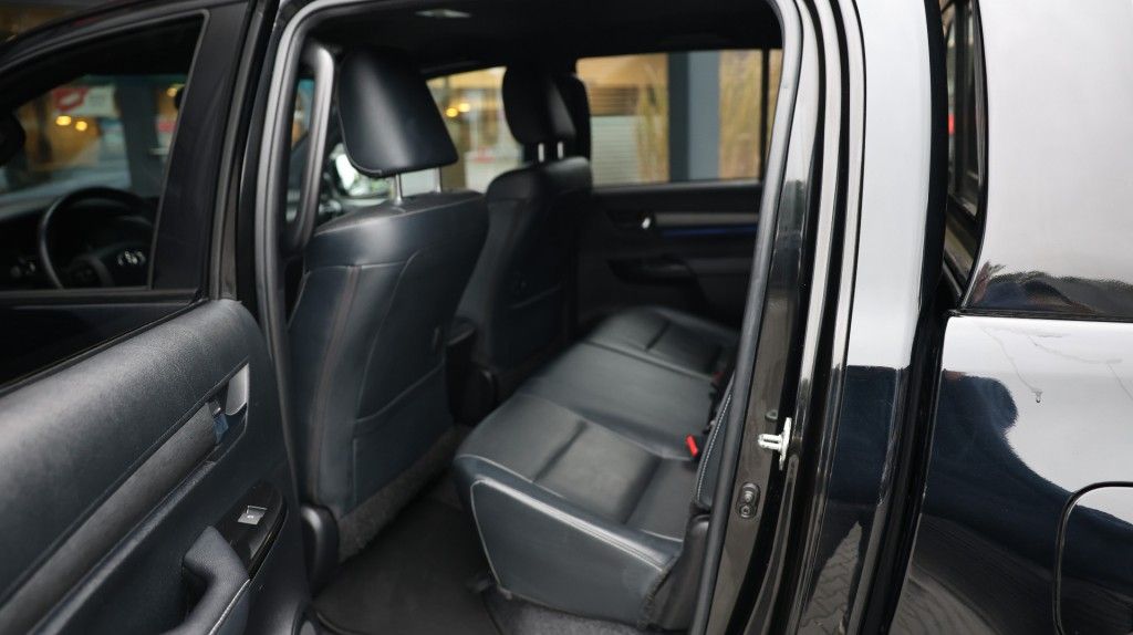 Toyota Hilux 2.8 D-4D DUBBEL CABIN INVINCIBLE A/T 4WD 5 ZITS VAN