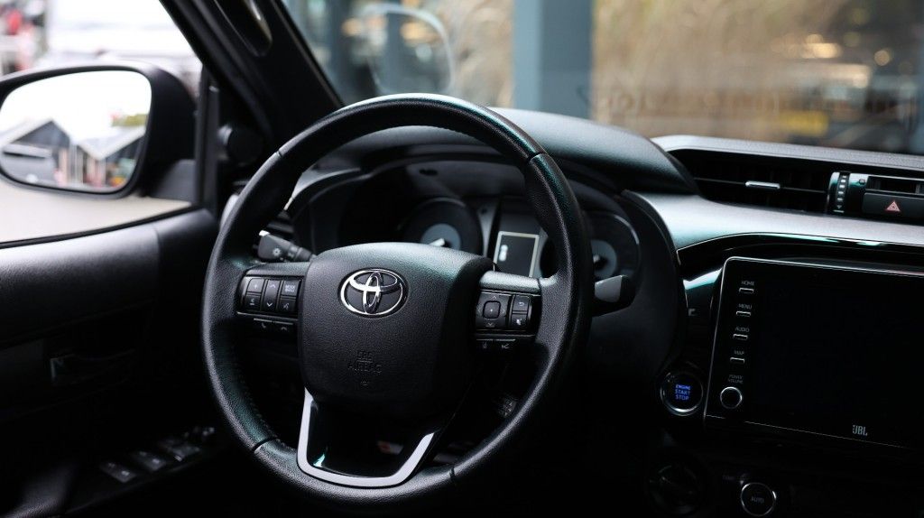Toyota Hilux 2.8 D-4D DUBBEL CABIN INVINCIBLE A/T 4WD 5 ZITS VAN