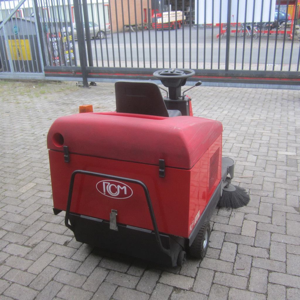 RCM Atom- E-plus, veegbr. 1.30 mtr. zit-zuig-veegmachine.