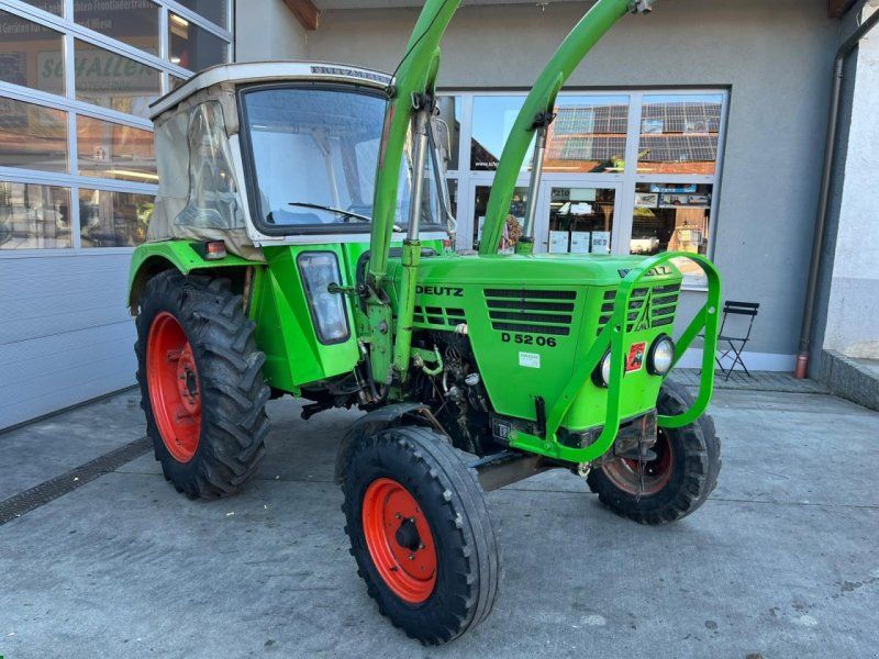 Deutz-Fahr D5206 mit Frontlader, Verdeck  und Mähbalken