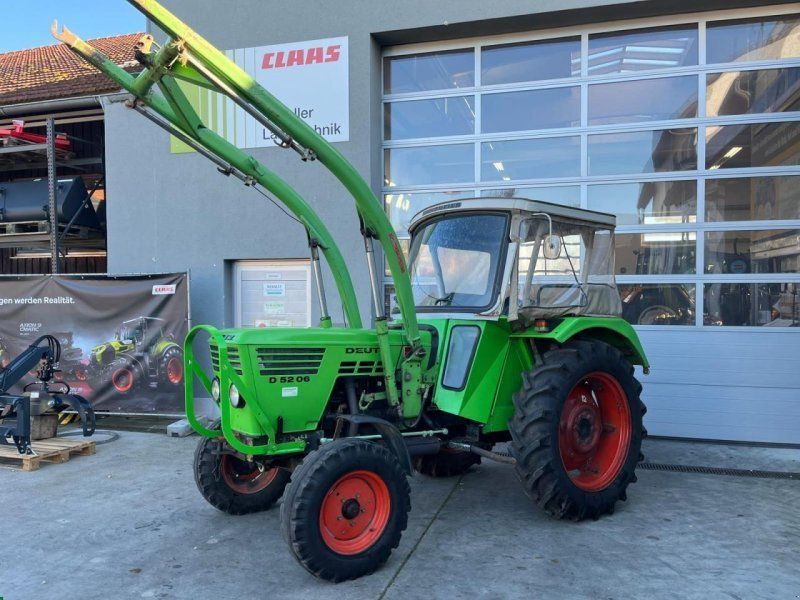 Deutz-Fahr D5206 mit Frontlader, Verdeck  und Mähbalken
